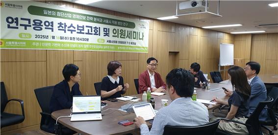 ▲ 연구용역 착수보고회에서 심미경 의원(왼쪽 두 번째)이 발언을 하고 있다.