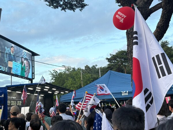 ▲ 지난 15일 오후 서울 관악구 서울대학교 정문 인근에서 열린 트루스포럼 주최 집회에서 모스 탄 리버티대 교수가 연설하고 있다. /뉴시스