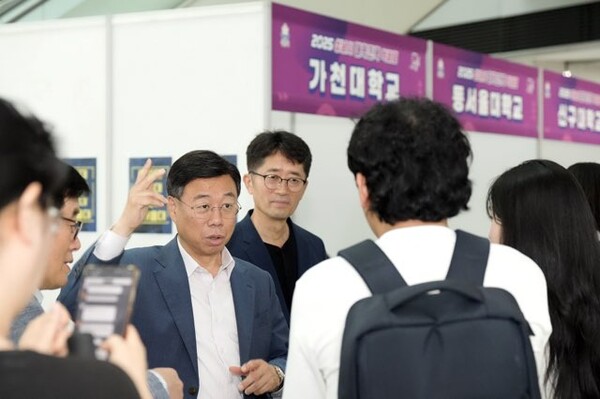 ▲ 신상진 성남시장이 대학 진로박람회 참여 학생과 대화하고 있다.