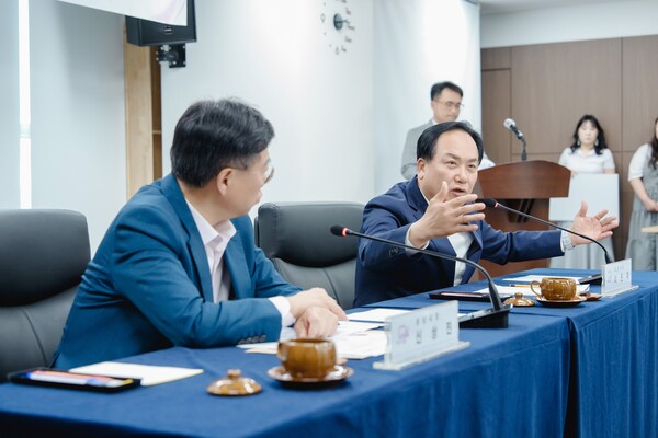 ▲ 이권재 오산시장이 버스 노선 신설 및 증차 관련 신상진 성남시장과 면담을 하고 있다.