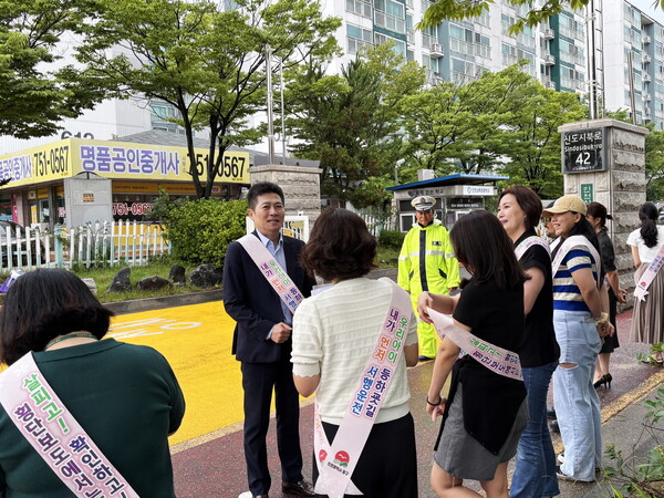 삼목초 교직원·학부모들과 현장점검 및 등굣길 교통안전 인식 개선 활동
