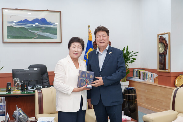▲ 강남구의회 이호귀 의장(오른쪽)과 진도군의회 박금례 의장(왼쪽)이 교류를 기념하는 기념품을 주고받고 있다.