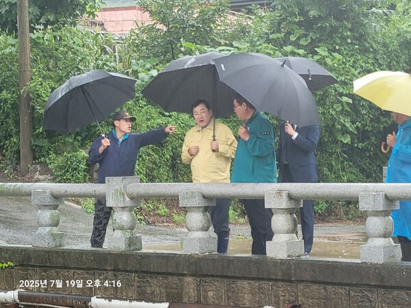 ▲  주낙영 경주시장이 19일 오후 4시 16분 외동읍 석계2리 일대 석계천 제방과 도로 유실 현장을 찾아 관계자들과 복구 상황을 점검하고 있다.