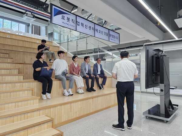 ▲ 양천구의회 의원연구단체 '청정구역' 로봇직업혁신센터 방문 모습.