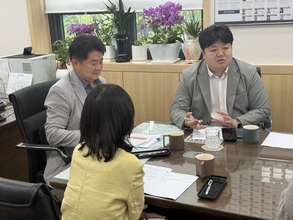 ▲ 정영모 의원(왼쪽)이 배지환 의원(오른쪽)과 최근 발생한 어린이집 아동학대 사건 피해 아동 학부모들과 면담을 진행했다.