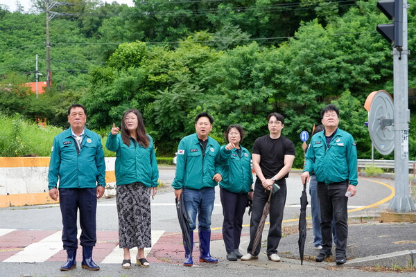 ▲ 안성시의회 집중호우 재해 취약지 긴급 현장 점검 모습.
