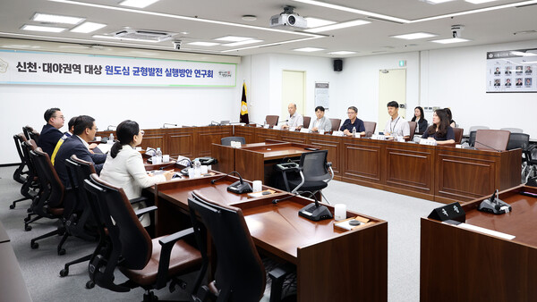 ▲ 시흥시의회 의원 연구단체 신천대야권역 대상 원도심 균형발전 실행방안 연구회 '원도심 용도지역 변경 및 개발제한구역 취학지구 해제' 관련 간담회 개최 모습.
