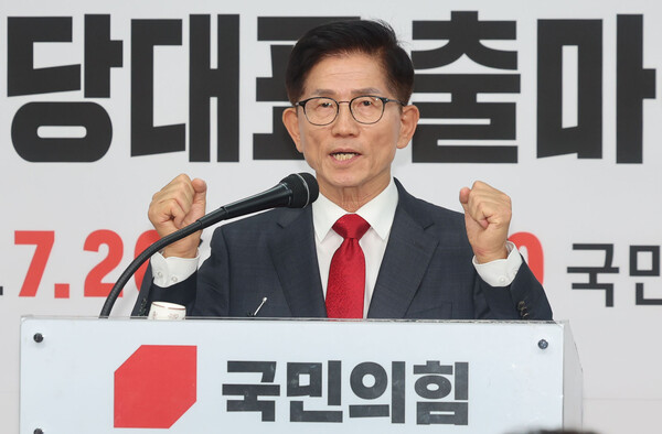 ▲ 김문수 전 고용노동부 장관이 20일 서울 여의도 국민의힘 당사에서 기자회견을 열고 당대표 출마 선언을 하고 있다. /뉴시스