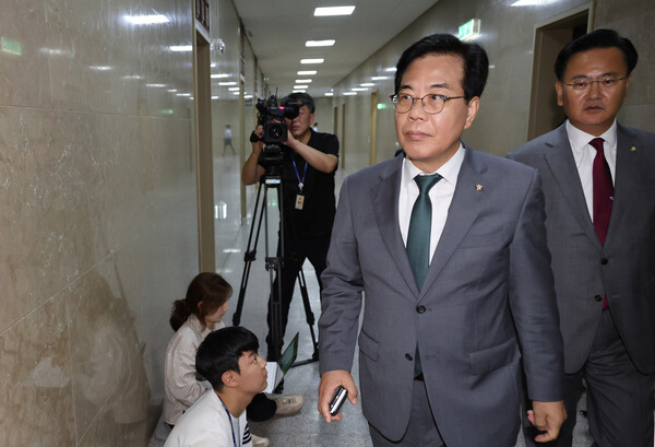 ▲ 여야 원내대표 회동 위해 이동하는 송언석 비대위원장. /뉴시스