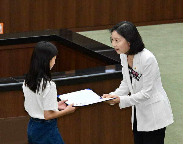 ▲ 청소년시의원에게 당선증 수여하는 최호정 의장.