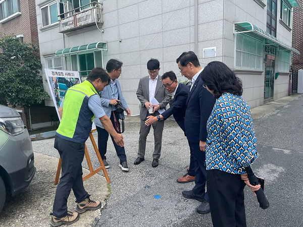 ▲ 지적재조사 사업 관계자들이 상대원2지구 현장에서 경계설정 사례를 살펴보고 있다.