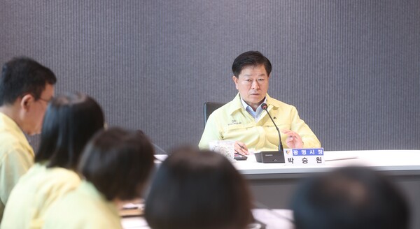 ▲ 박승원 광명시장이 '소하동 아파트 화재 재난안전대책본부 대책회의'를 주재하고 있다.