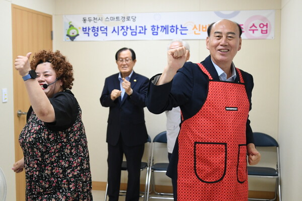 ▲ 신바람 체조를 실시하고 있는 박형덕 동두천시장(오른쪽).