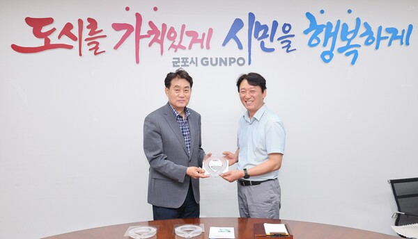 ▲ 하은호 군포시장이 이화진 공무직노조 위원장에게 넥쿨러를 전달하고 있다.