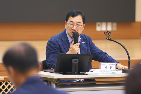 ▲ 21일 오전 경주시청 알천홀에서 열린 확대간부회의에서 주낙영 경주시장이 발언하고 있다.