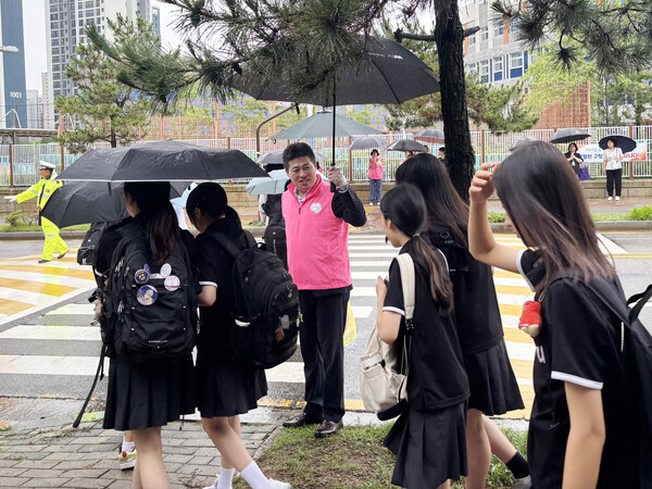 ▲ 김정헌 중구청장 69회 운서중 교통안전 현장점검 모습.
