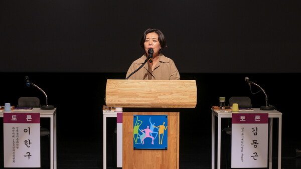 ▲ 신계용 과천시장이 '과천 미래 100년 포럼'에서 인사말을 하고 있다.