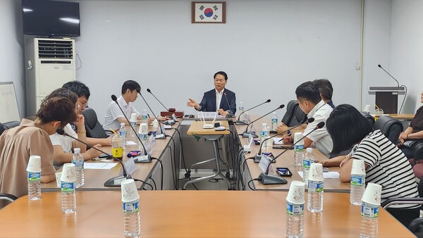 ▲ 광명시의회 안성환 의원이 천왕수소발전소 건립에 대한 간담회를 주재하고 있다.