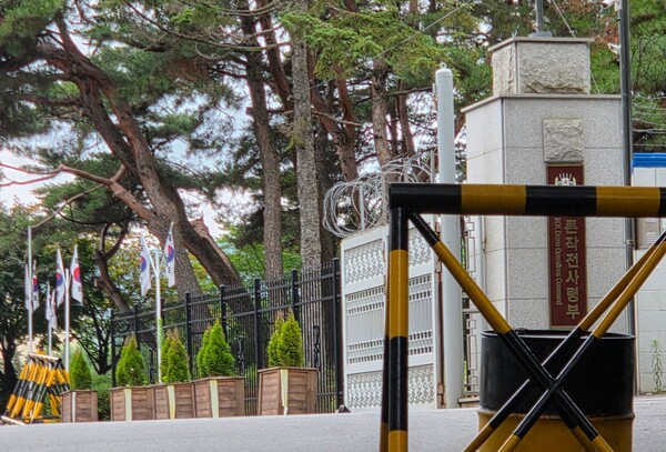 ▲ 12·3 비상계엄 사태 관련 내란·외환 사건을 수사하는 내란특검팀이 경기 포천시 소재 드론작전사령부를 이틀째 압수수색했다. 사진은 15일 오전 드론작전사령부 앞 정문. /뉴시스