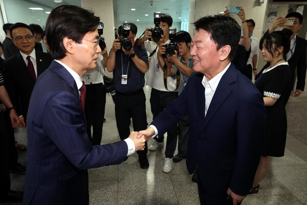▲ 조경태 국민의힘 의원이 21일 오전 서울 여의도 국회 소통관에서 당대표 출마선언 기자회견에 앞서 안철수 의원과 악수하고 있다. /뉴시스