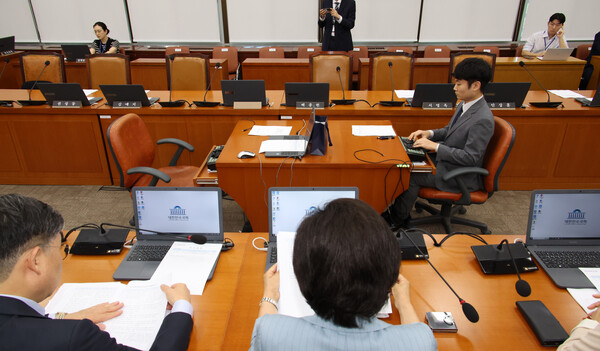 ▲ 21일 서울 여의도 국회에서 열린 보건복지위원회 전체회의에서 국민의힘 의원석이 비어 있다. /뉴시스