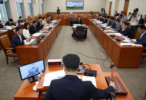 ▲ 국무위원후보자 인사청문회안 상정하는 안호영 환노위원장. /뉴시스