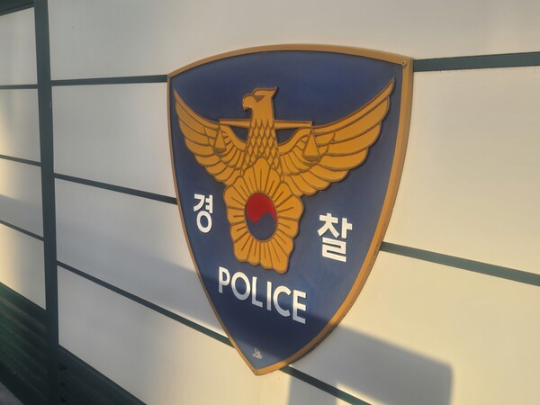 ▲ 서울 종로구 서울경찰청 청사 문 경찰 로고. /뉴시스