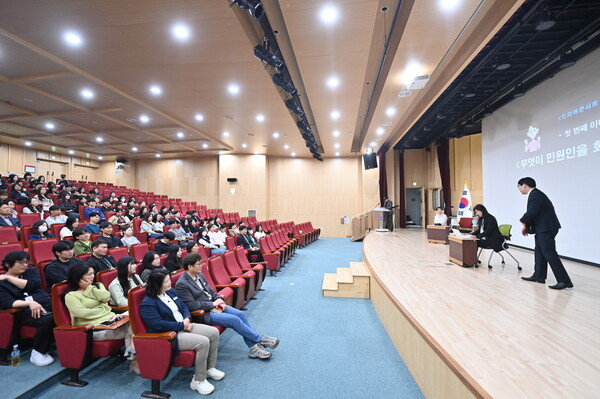 ▲ 올해 4월, 하남시청 별관 대강당에서 열린 ‘민원인의 마음으로 봅니다!’ 교육에서 공직자들이 연극 공연 장면을 지켜보며 공감하고 있다. 공연은 실제 민원 사례를 바탕으로 구성돼 큰 호응을 얻었다.