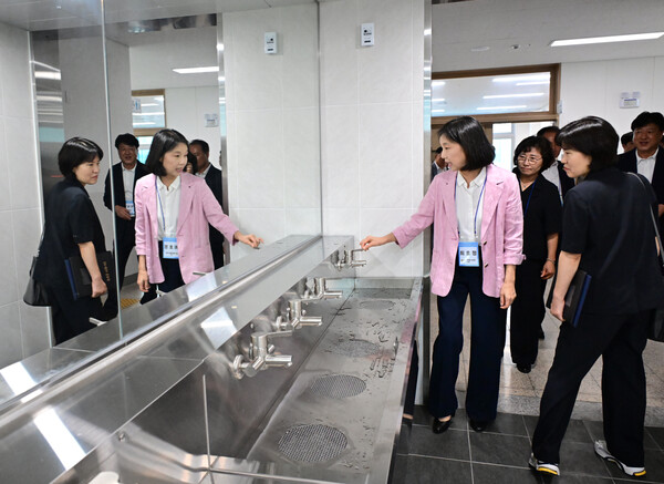 ▲ 새단장한 청량중학교 둘러보는 최호정 의장.