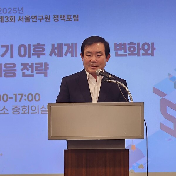 ▲ 서울특별시의회 임춘대 기획경제위원장이 제3회 서울연구원 정책포럼에 참석해 축사를 하고 있다.