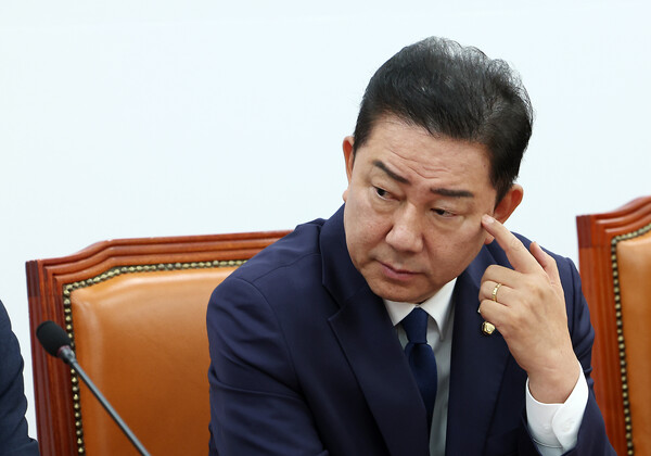 ▲ 김병기 더불어민주당 대표 직무대행 겸 원내대표가 22일 오전 서울 여의도 국회에서 열린 원내대책회의에서 생각에 잠겨 있다. /뉴시스