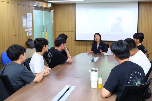 ▲ 서울특별시의회 이소라 의원이 남대문중학교 학생회와 간담회를 진행하고 있다.