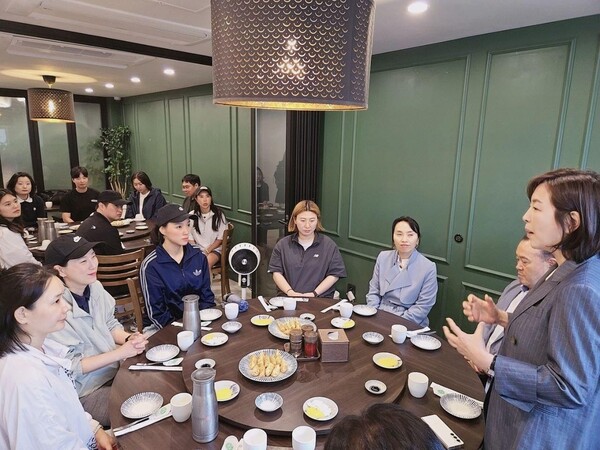 ▲ 김경 의원이 체육단체와 간담회를 하고 있다.