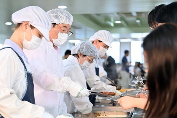 ▲ 이현재 하남시장(왼쪽 두 번째)이 하남고등학교를 찾아 고3 학생들에게 직접 음식을 배식하고 있다.