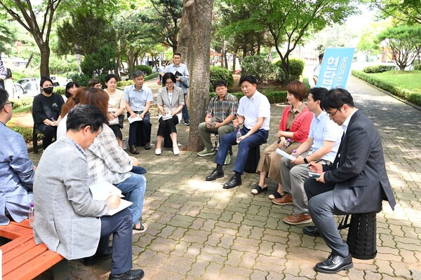 ▲ 조용익 부천시장이 은혜어린이공원에서 심곡초등학교 관계자, 지역 주민들과 현장 논의를 하고 있다