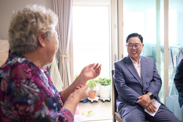 ▲ 강수현 양주시장이 폭염 취약계층 가구를 방문해 냉방용품을 전달하고 안부를 살피고 있다.