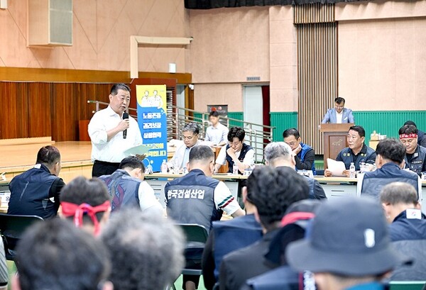 ▲ 김경일 파주시장이 건설현장 근로자들과 소통하고 있다.