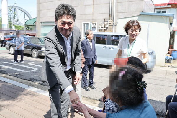 ▲ 김정헌 구청장 폭염대비 개항동 쪽방촌 복지 현장 행보 모습.