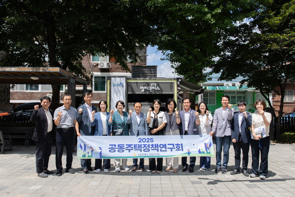 ▲ 성북구의회 공동주택정책연구회 강북구 빌라관리사무소 현장방문 모습.