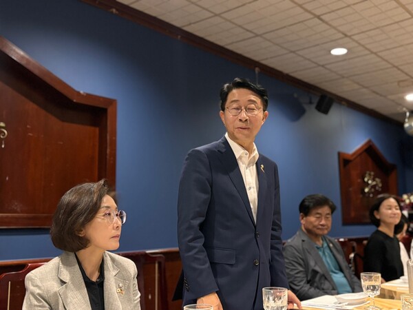 ▲ 여야 13명 의원으로 구성된 한미의원연맹 방미단이 22일(현지 시간) 미국 워싱턴DC 인근 한 식당에서 특파원 간담회를 진행했다. 공동단장인 조정식 더불어민주당 의원과 나경원 국민의힘 의원의 모습. /뉴시스