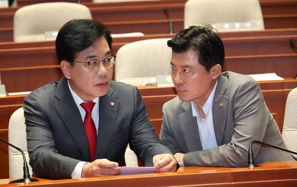 ▲ 송언석 국민의힘 비상대책위원장 겸 원내대표와 구자근 의원이 23일 서울 여의도 국회에서 열린 의원총회에서 의논을 하고 있다. /뉴시스