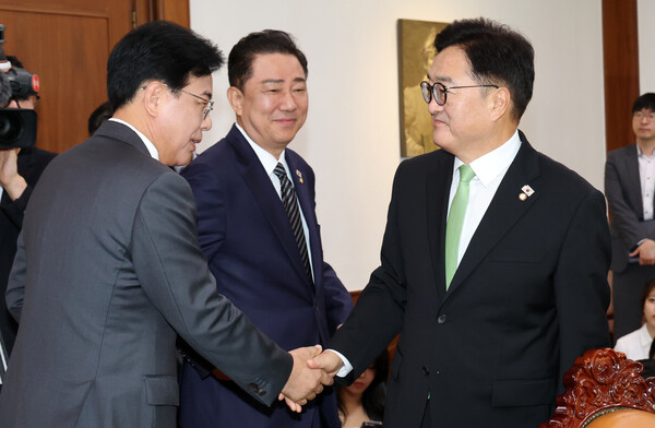 ▲ 악수하는 우원식-송언석. /뉴시스