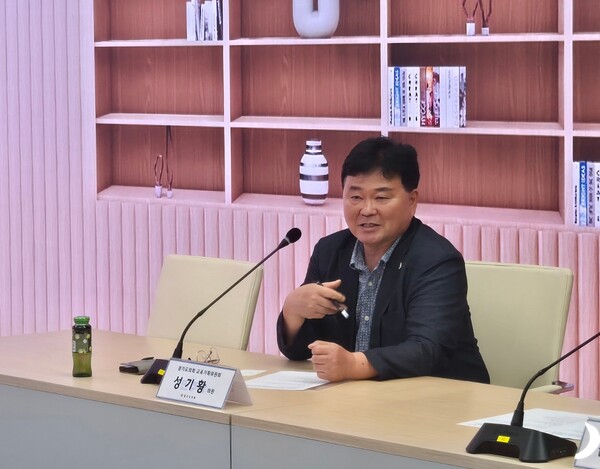 ▲ 경기도의회 성기황 의원이 지속가능발전교육 이행 위한 실무 회의를 주재하고 있다.