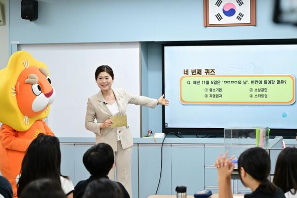 ▲ 서울특별시의회 구미경 의원이 숭신초등학교 학생들과 촬영을 하고 있다.