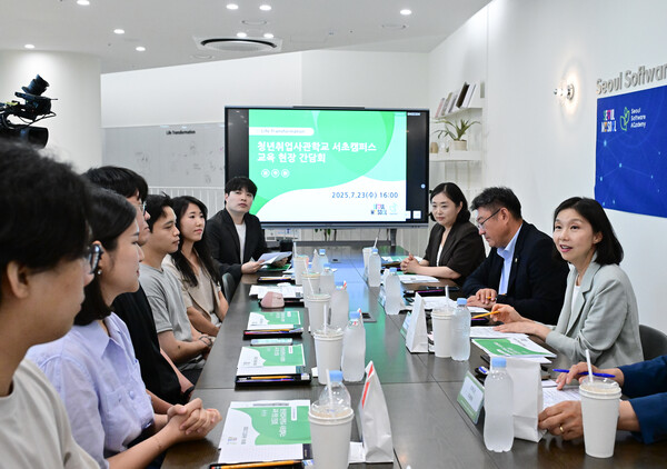 ▲ 서울특별시의회 최호정 의장이 청년취업사관학교 서초캠퍼스에서 교육생, 강사들과 간담회를 가지고 있다.