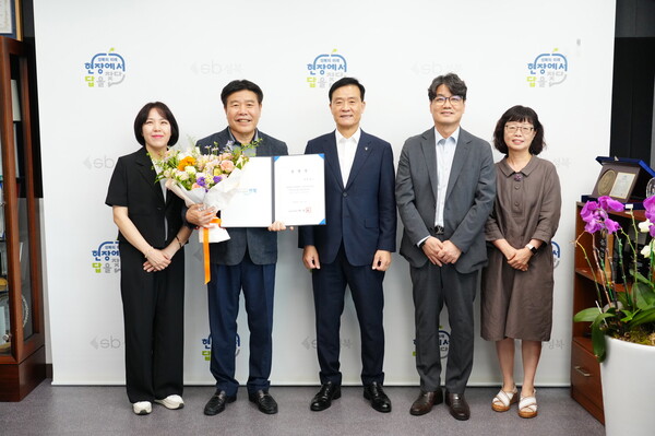 ▲ 이승로 성북구청장(오른쪽)과 성북복지재단 관계자들이 기념촬영을 하고 있다.