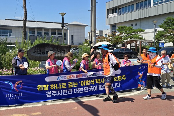▲ 이범식 박사가 경주시 서면행정복지센터 앞을 지나며 주민들의 열띤 응원을 받고 있다.