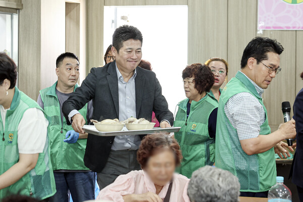 ▲ ‘개항동 삼계탕 나눔 행사’ 동참한 김정헌 인천 중구청장.