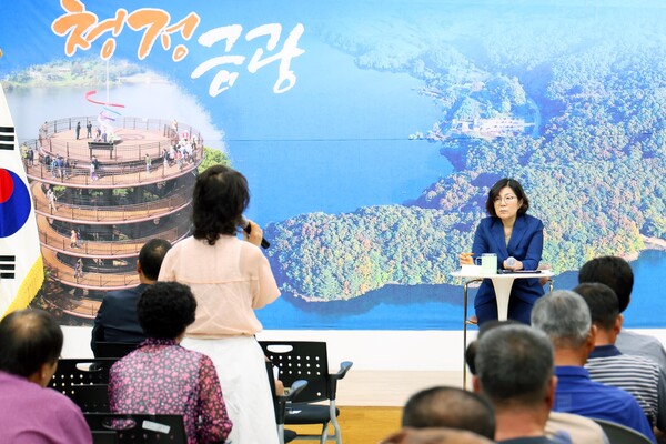 ▲ 김보라 안성시장이 금광면 주민의 건의 사항을 청취하고 있다.