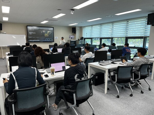 ▲ 제조 소공인 및 재직자 등이 역량강화 교육을 듣고 있다.